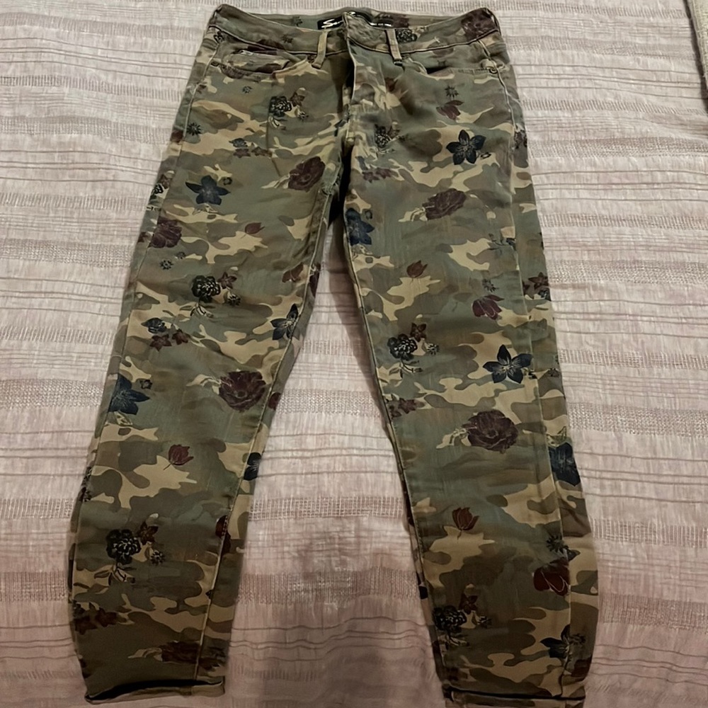 Seven camo jeans. New without tags